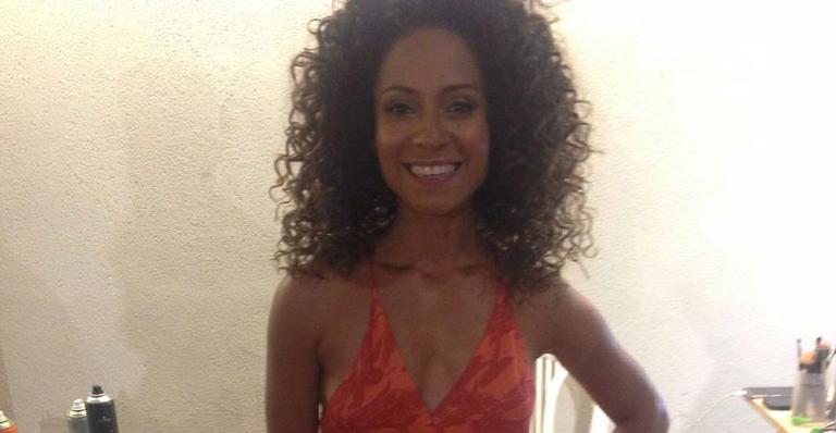 Cinara Leal mostra seu lado modelo em noite fashion