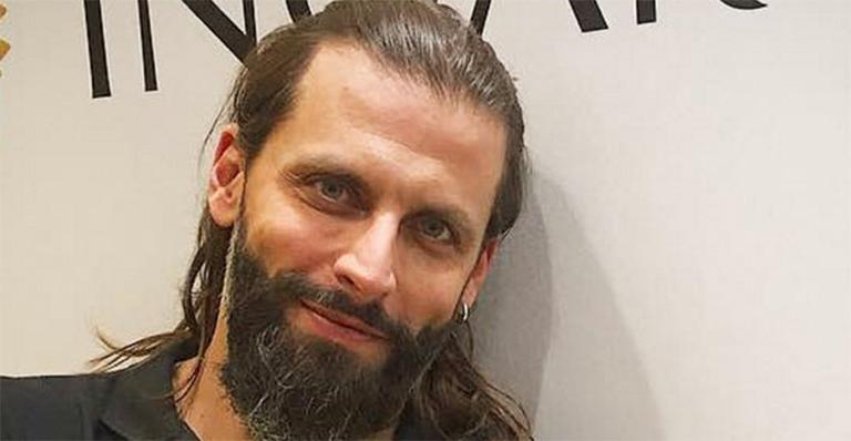 Na cama, Henri Castelli posa em clima sexy com a namorada