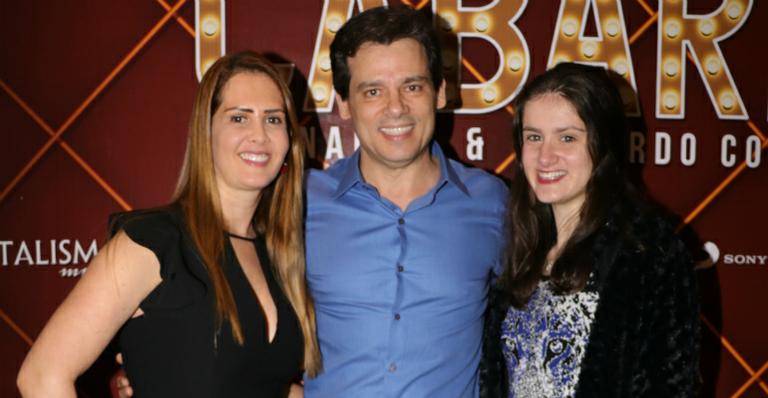 Celso Portiolli faz rara aparição com a mulher e a filha mais velha em show