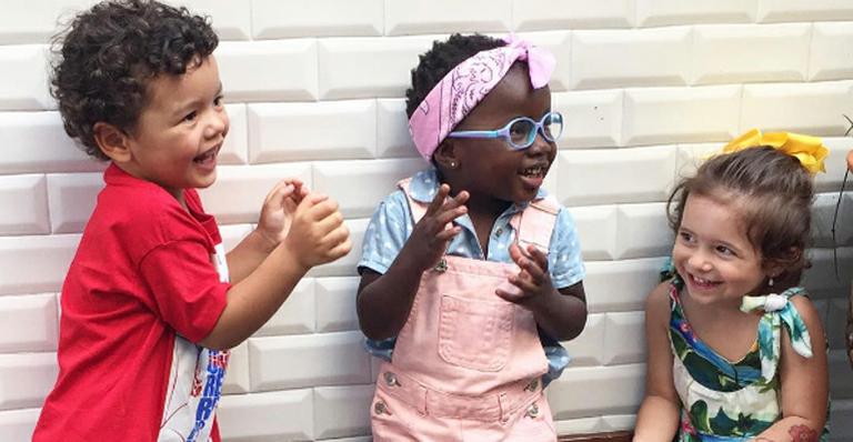 Titi, filha de Bruno Gagliasso e Giovanna Ewbank, se diverte com amiguinhos