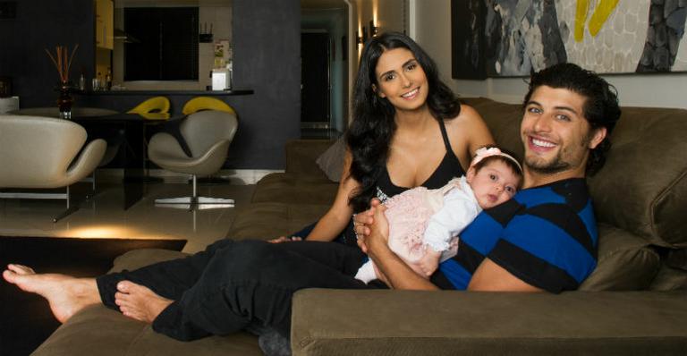 A mulher e a filha renovam Jesus Luz