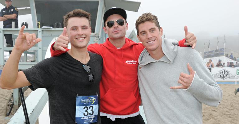 Irmão caçula de Zac Efron chama a atenção em prova de triatlo