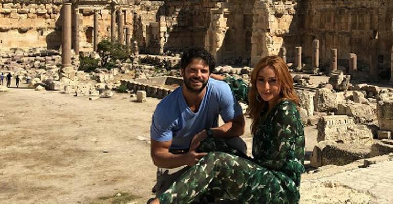 Sabrina Sato e Duda Nagle posam em ruínas no Líbano