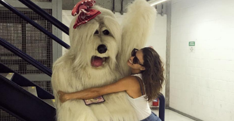 Isis Valverde tem momento nostálgico ao se encontrar com Priscila, da ‘TV Colosso’