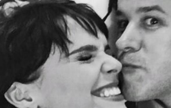 Murilo Benício posa com Débora Falabella em bastidores de série