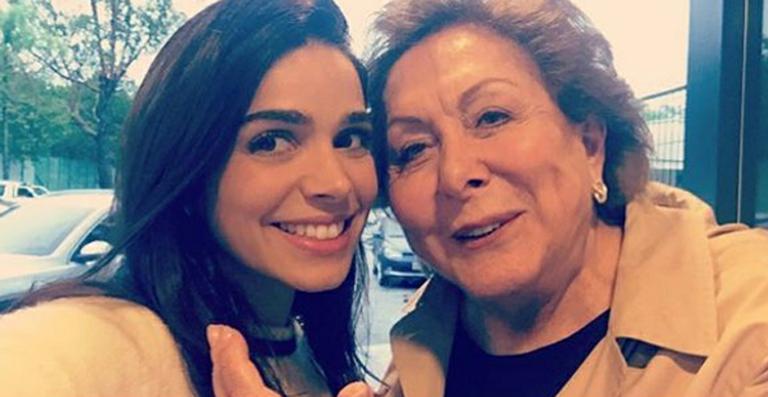 Sabrina Petraglia recebe a benção de Aracy Balabanian em Haja Coração