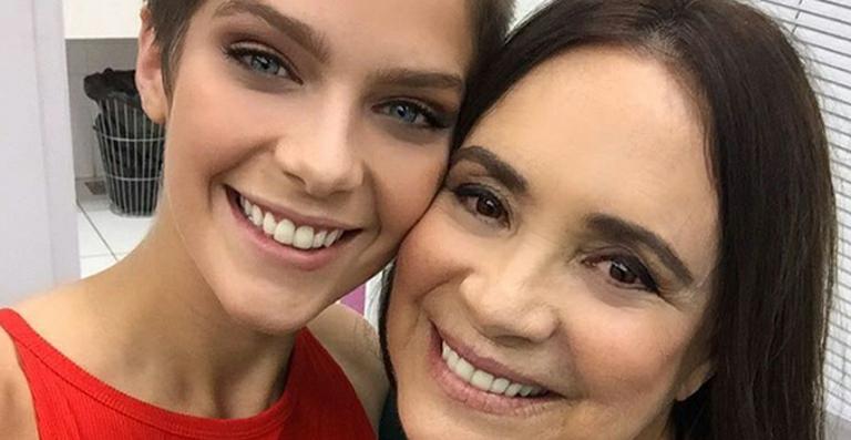 Isabella Santoni tieta Regina Duarte nos bastidores de ‘A Lei do Amor’