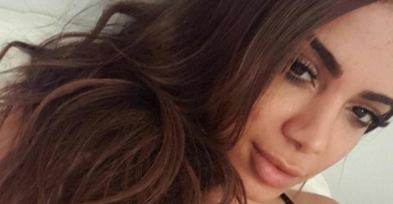 Anitta provoca fãs e aparece só de lingerie exibindo suas formas
