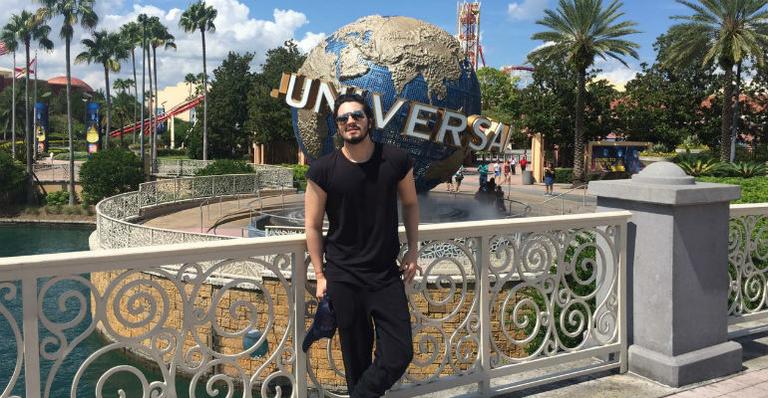 Luan Santana curte dias de folga em Orlando, na Flórida