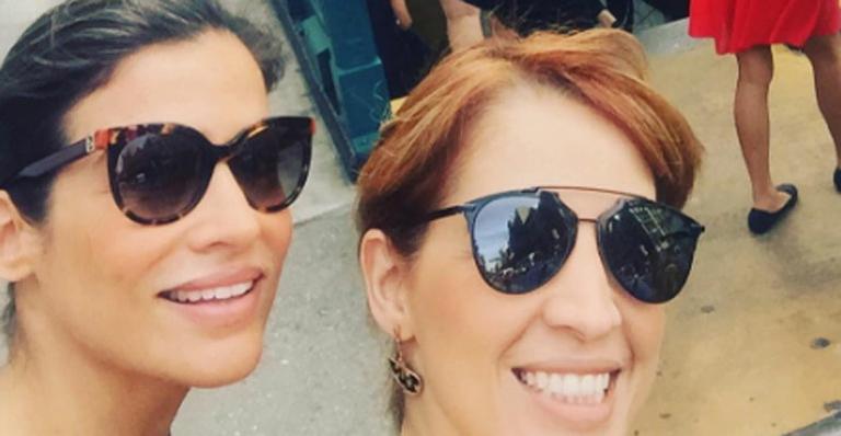 Renata Vasconcellos e Poliana Abritta vão de metrô para a cerimônia do Emmy Internacional
