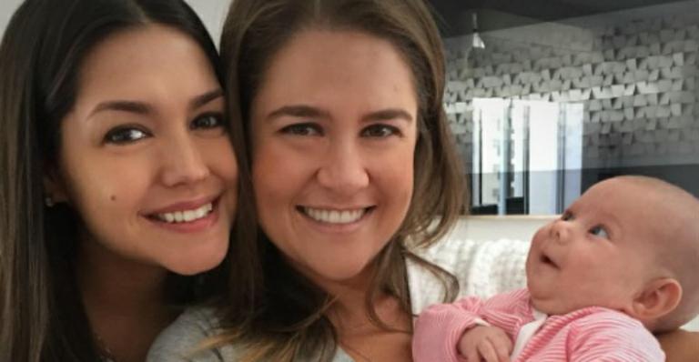 Thais Fersoza se diverte com a filha, Melinda: “Pensem numa pequena sorridente”