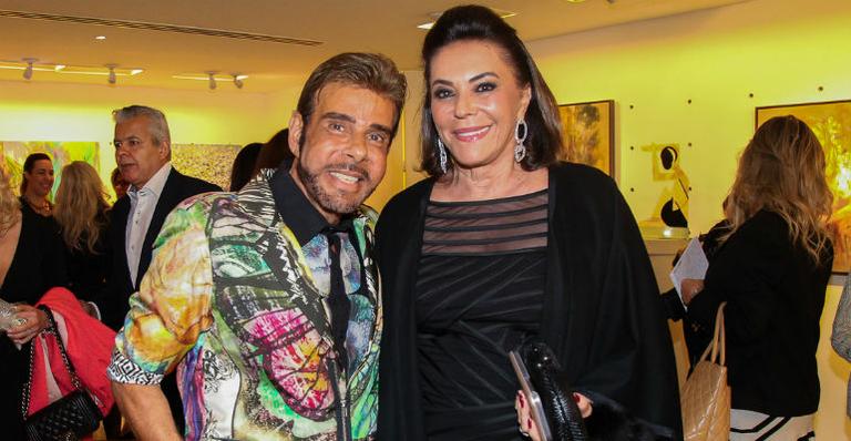 Com a presença de Beth Szafir, Roberto Camasmie realiza vernissage em São Paulo