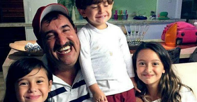 Ratinho posa sorridente no meio dos netos: “Se soubesse que era tão bom, tinha pulado os filhos”