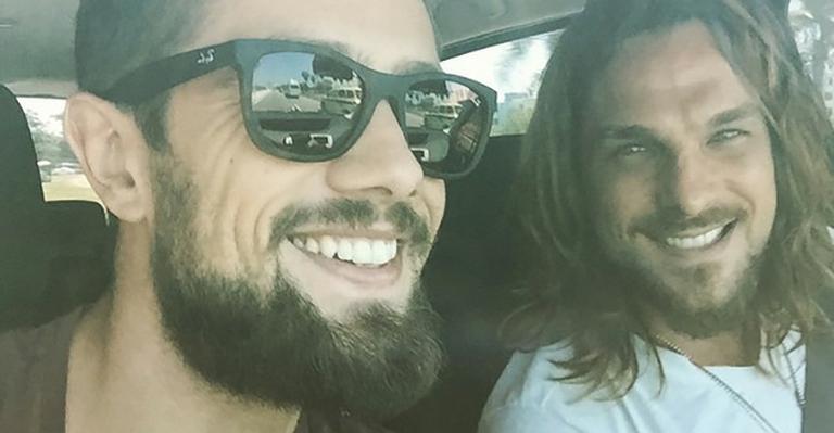Filhos de Igor Rickli e Rafael Cardoso aparecem dando selinho em foto