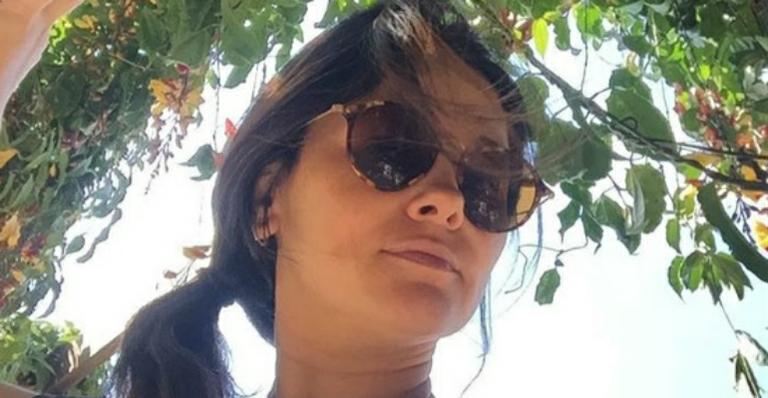 Suzana Alves faz abdominal e alongamento com o filho no colo