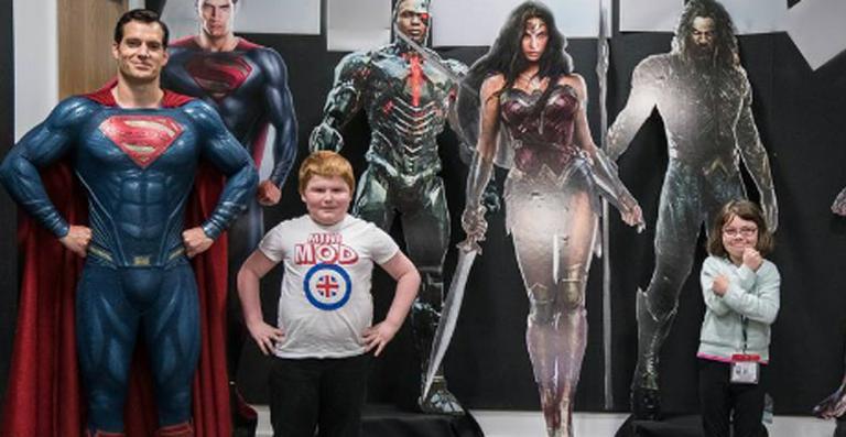 Henry Cavill realiza o sonho de duas crianças nos EUA