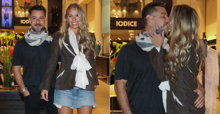 Adriane Galisteu troca carinhos com o marido em noite fashion