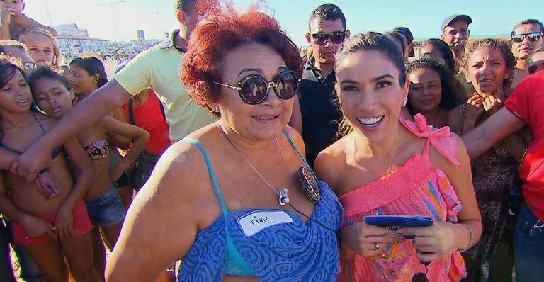 Patrícia Abravanel grava quadro em praia de Natal e recebe o carinho de fãs