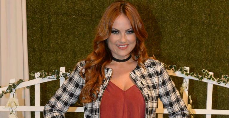Ellen Rocche aparece com cintura finíssima usando biquíni e surpreende os fãs