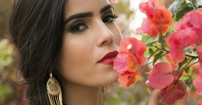 Brendha Haddad, de ‘A Terra Prometida’, protagoniza ensaio de moda inspirado na primavera