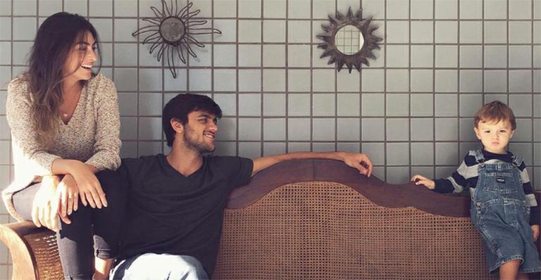 Felipe Simas e Mariana Uhlmann anunciam que estão esperando uma menina