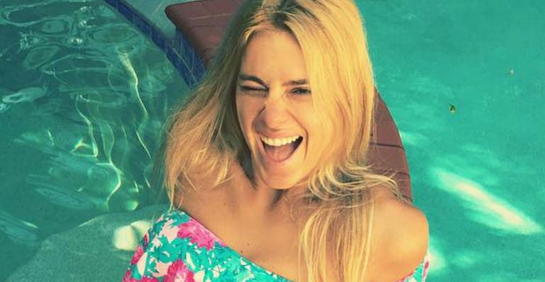 Carolina Dieckmann posa de biquíni e fã diz: ‘A cintura mais bonita do Brasil’