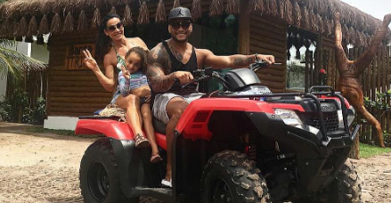 Scheila Carvalho curte dia em família na Bahia