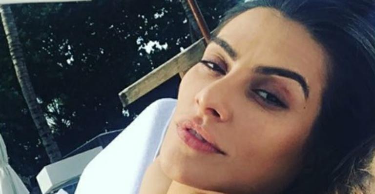 Cleo Pires mostra tatuagem na parte de trás da coxa e leva fãs ao delírio