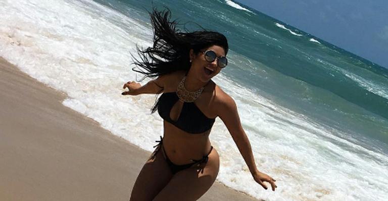 Mileide Mihaile, ex de Safadão, posa de biquíni e ganha elogios