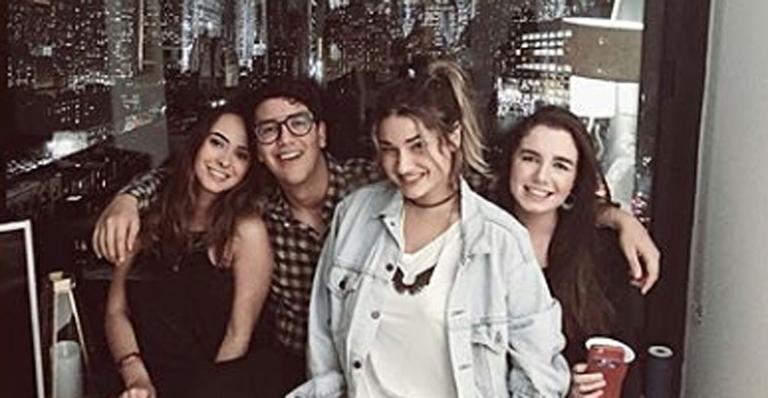 Sasha posa amigos em apartamento em Nova York