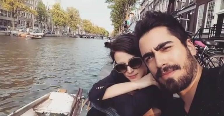 Em férias, Bianca Bin posa com o eleito em clima romântico em Amsterdã