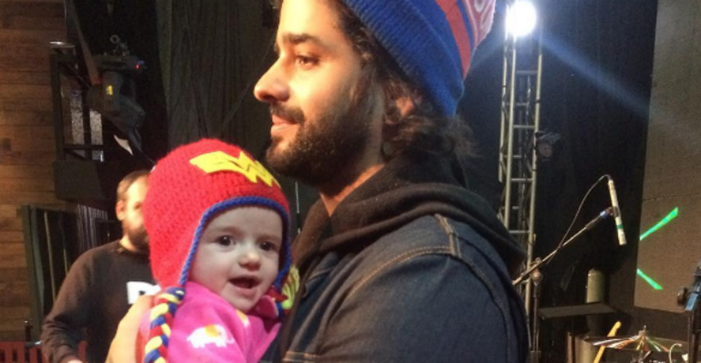 Lucas Silveira, do Fresno, posta foto fofa da filha dormindo. Vem ver!