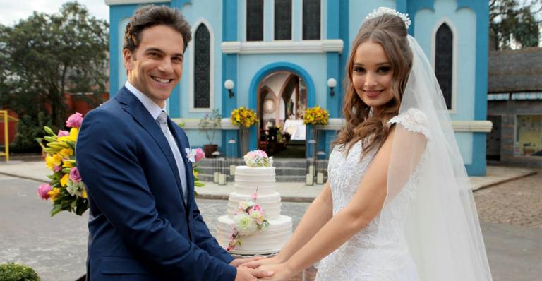 Cenas do casamento de Pedro (Elam Lima) e Helena (Thays Gorga) na novela Cúmplices de um Resgate