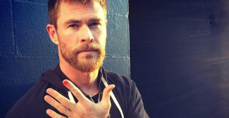 Chris Hemsworth pinta a unha em apoio à campanha do bem. Entenda!