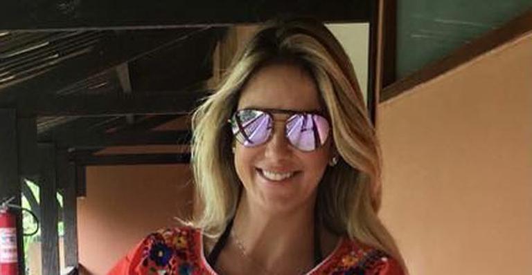 Na Bahia, Ticiane Pinheiro posa ao lado de Rafaella Justus e fãs dizem: ‘A sua cara’