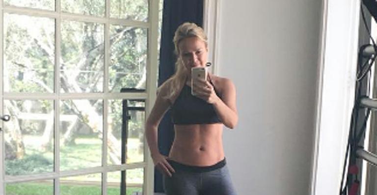 Aos 42 anos, Eliana mostra boa forma em selfie no espelho
