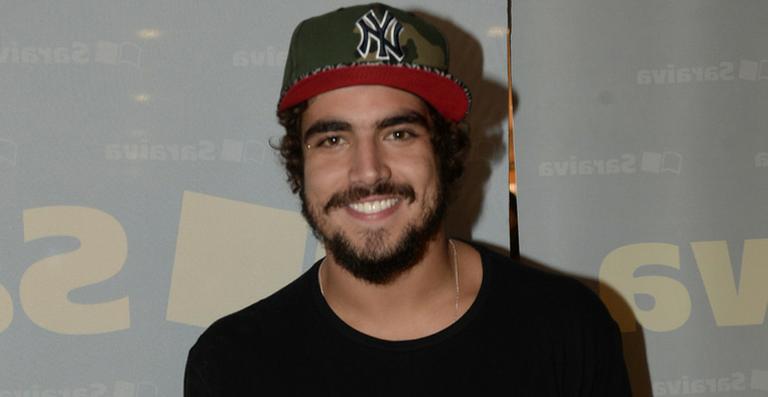 Caio Castro detona seguidor que fez comentário homofóbico em foto com amigos: ‘Ignorante’
