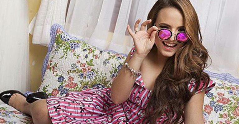 Larissa Manoela lança linha de óculos de sol