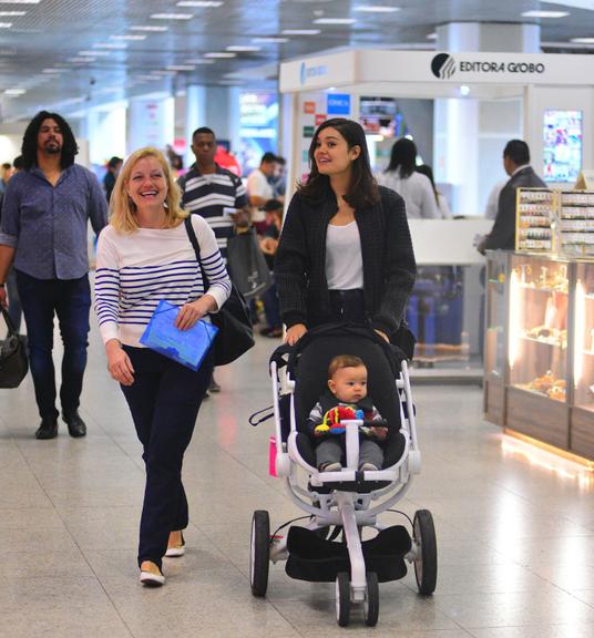 Sophie Charlotte faz raríssima aparição com o filho em aeroporto