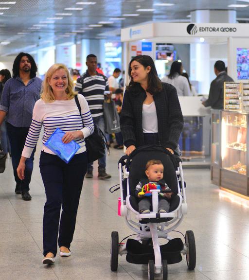 Sophie Charlotte faz raríssima aparição com o filho em aeroporto