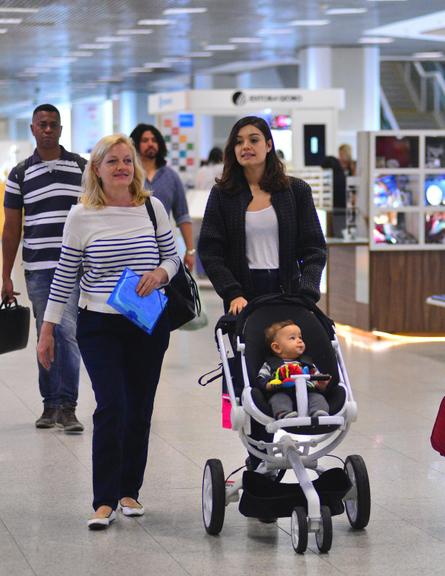 Sophie Charlotte faz raríssima aparição com o filho em aeroporto