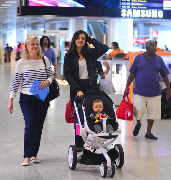 Sophie Charlotte faz raríssima aparição com o filho em aeroporto