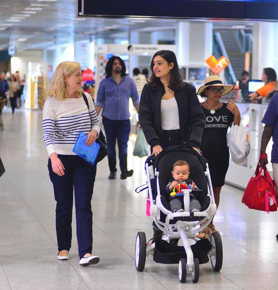 Sophie Charlotte faz raríssima aparição com o filho em aeroporto