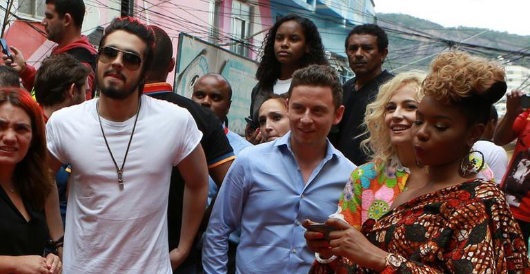 Luan Santana participa de gravação de clipe com Pixie Lott e Yemi Alade