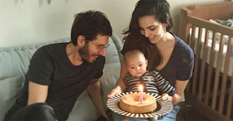 Tainá Müller faz festa ao lado do marido para comemorar os 4 meses do filho, Martin