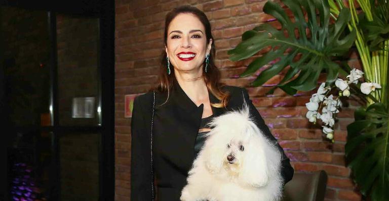 Luciana Gimenez participa de campanha do bem em prol dos animais