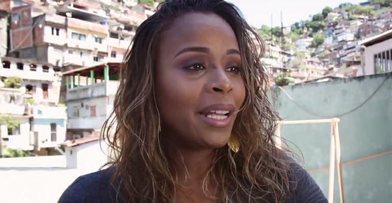 Gravidíssima, Roberta Rodrigues ganha beijo na barriga