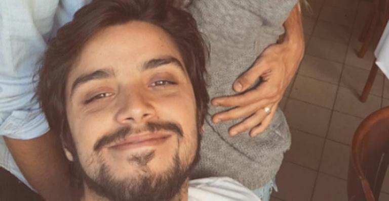 Em família! Rodrigo Simas visita os “grávidos” Felipe e Mariana Uhlmann