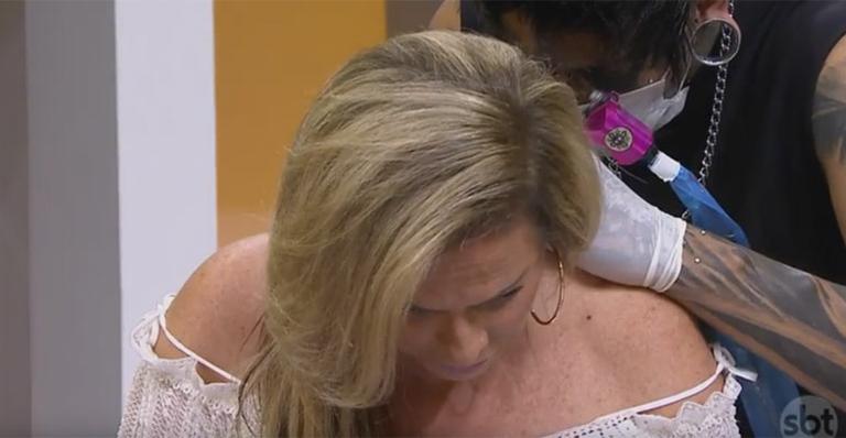 Christina Rocha cumpre promessa e faz tatuagem durante o ‘Casos de Família’