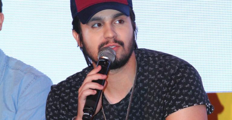 Luan Santana participa de coletiva ao lado de Pixie Lott e Yemi Alade